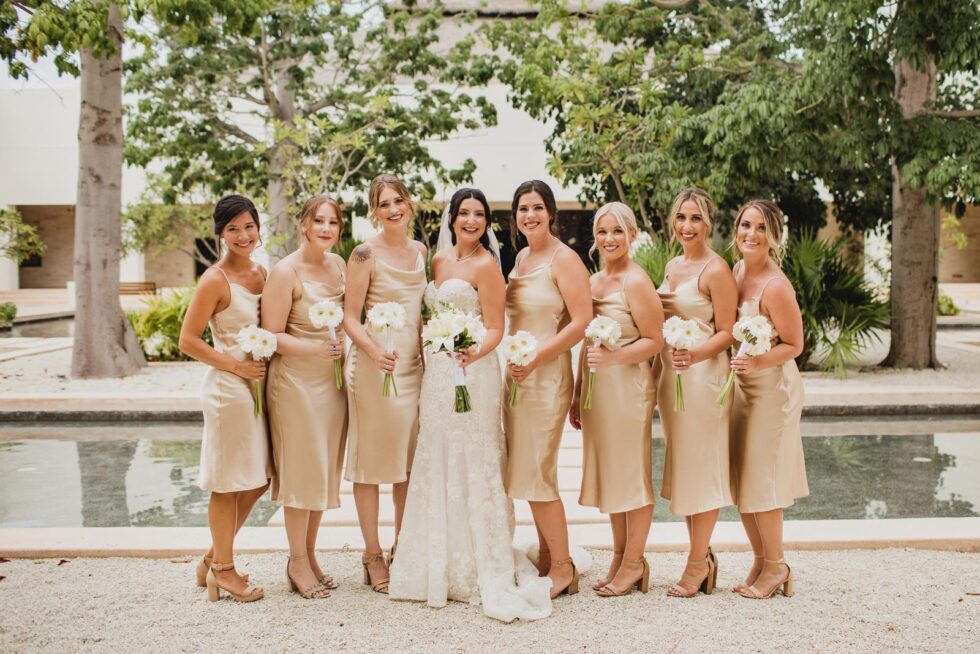 Why Bridesmaids Wear Same Dresses? Mexico City Tradition.
