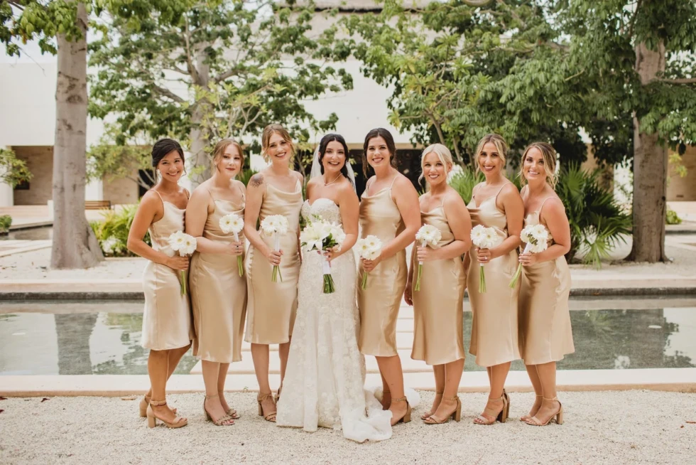Why Bridesmaids Wear Same Dresses? Mexico City Tradition.